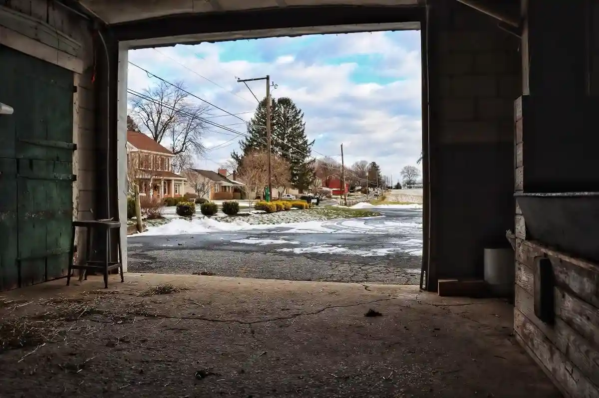 A glimpse of the iconic Amish barn