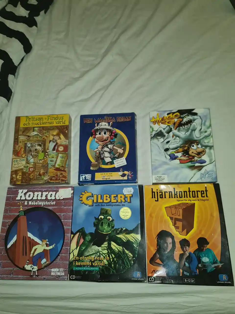 Six Swedish educational CD-ROM game boxes from the late 90s/early 2000s are laid out on a white sheet. Titles include…