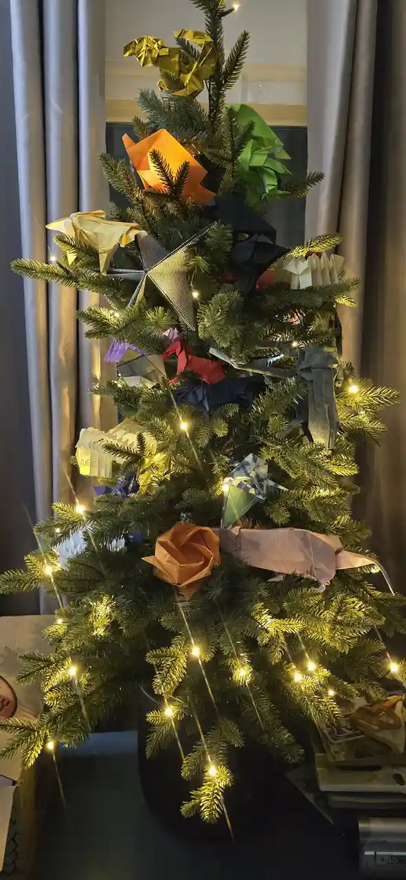 Crafting the Perfect Origami Christmas Tree